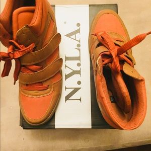 NYLA Blinder Hidden Wedge Sneaker In Cognac 10
